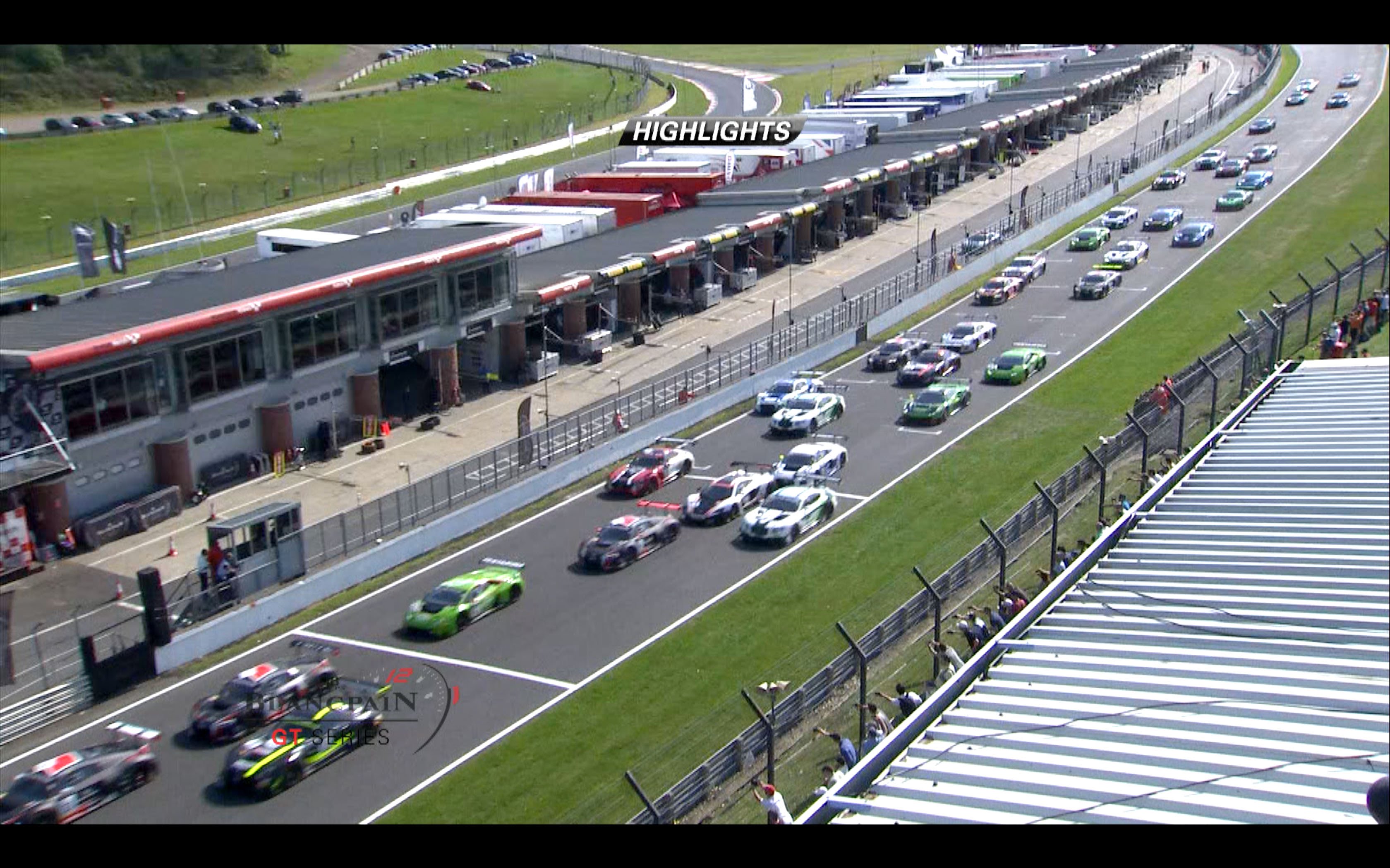 Video: WRT besiegt HTP Motorsport im Endspurt